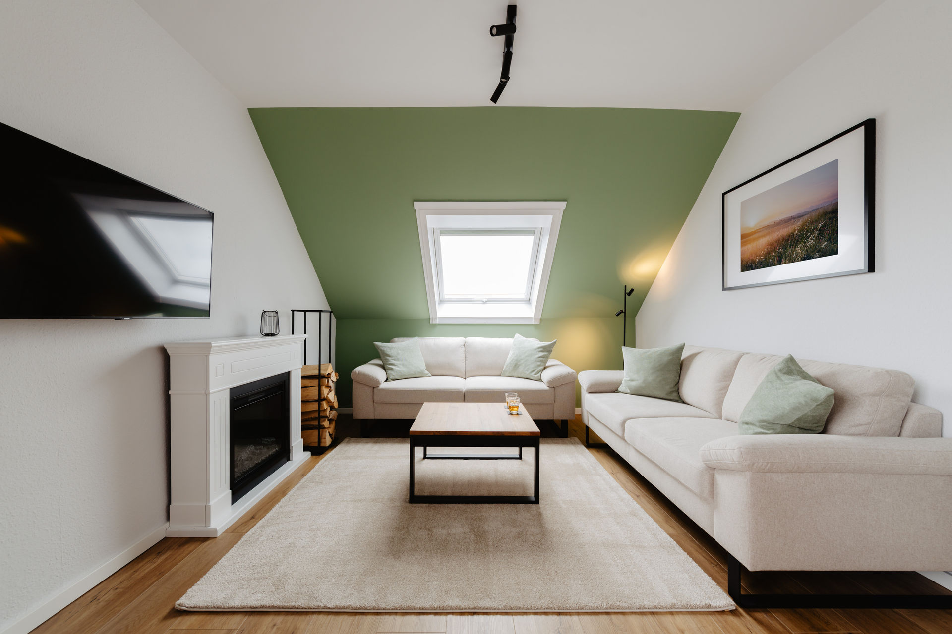 Wohnbereich mit bequemem Sofa und elektrischem Kamin